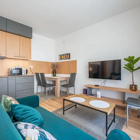 2 Bedroom Flat In Centre