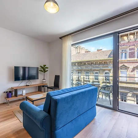 2 Bedroom Flat In Centre Daire *