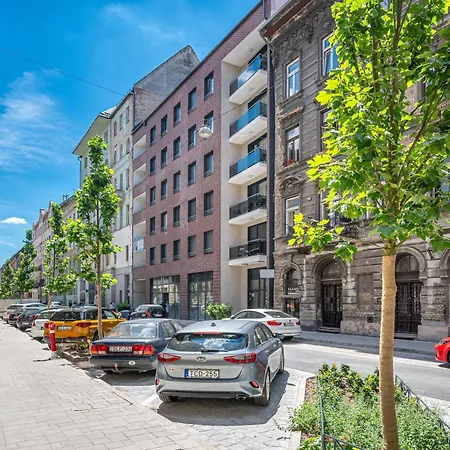 2 Bedroom Flat In Centre Daire