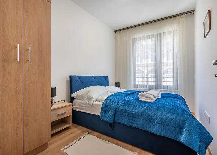 2 Bedroom Flat In Centre
