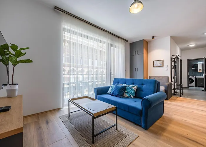 2 Bedroom Flat In Centre *