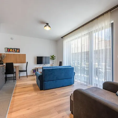 2 Bedroom Flat In Centre Apartment