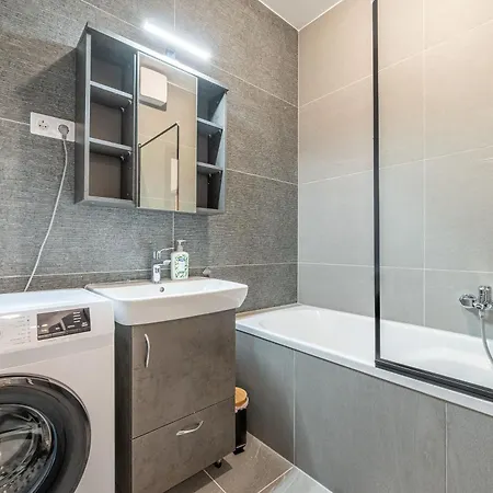 2 Bedroom Flat In Centre Apartment *