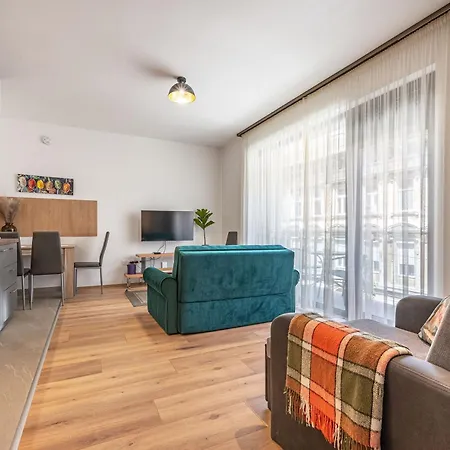 2 Bedroom Flat In Centre