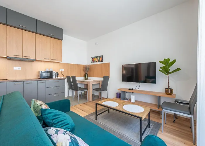 2 Bedroom Flat In Centre