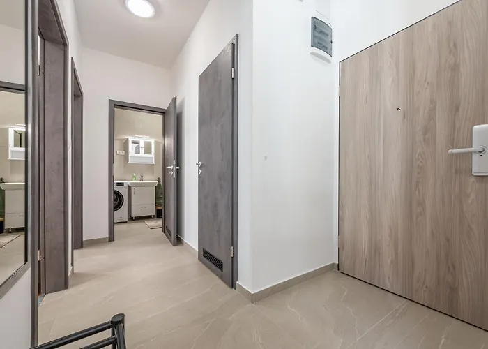 2 Bedroom Flat In Centre Daire *