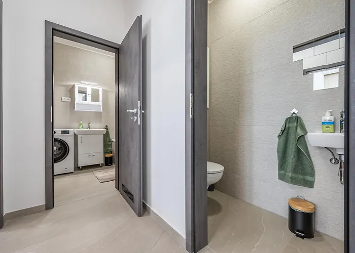 2 Bedroom Flat In Centre Daire