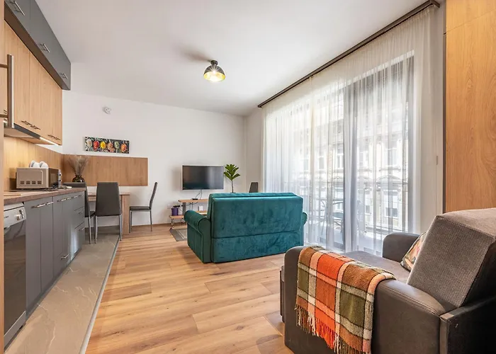 2 Bedroom Flat In Centre